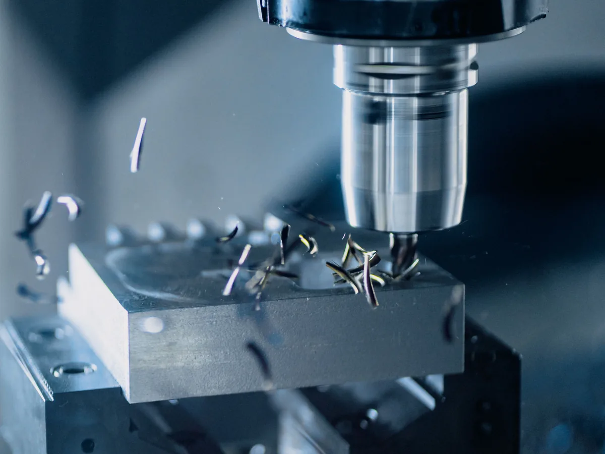 Macchinario CNC durante una lavorazione di precisione