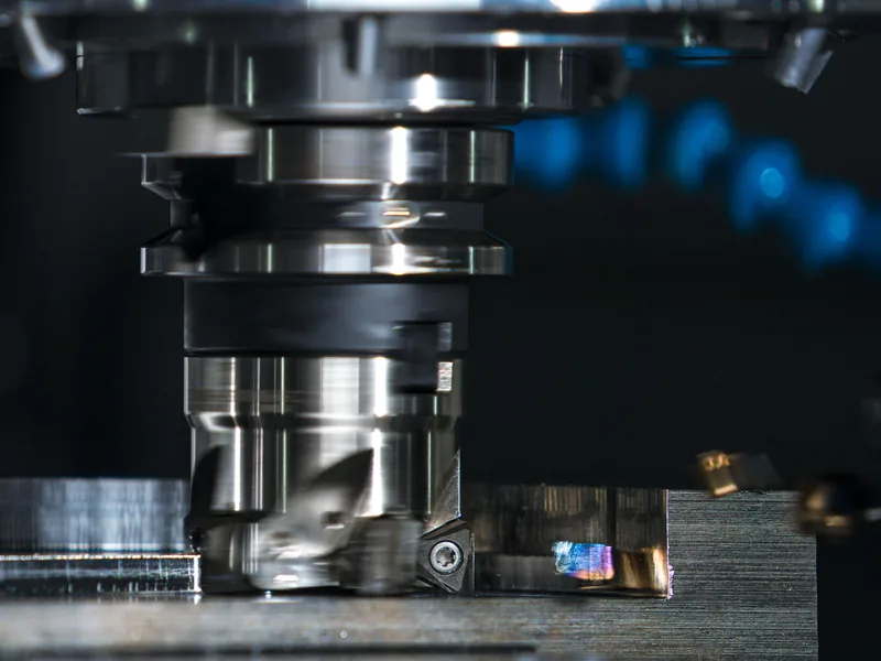 Fresatura CNC di un componente metallico