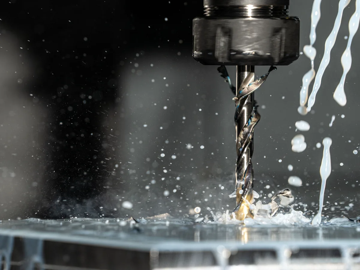 Controllo di precisione su componente metallico