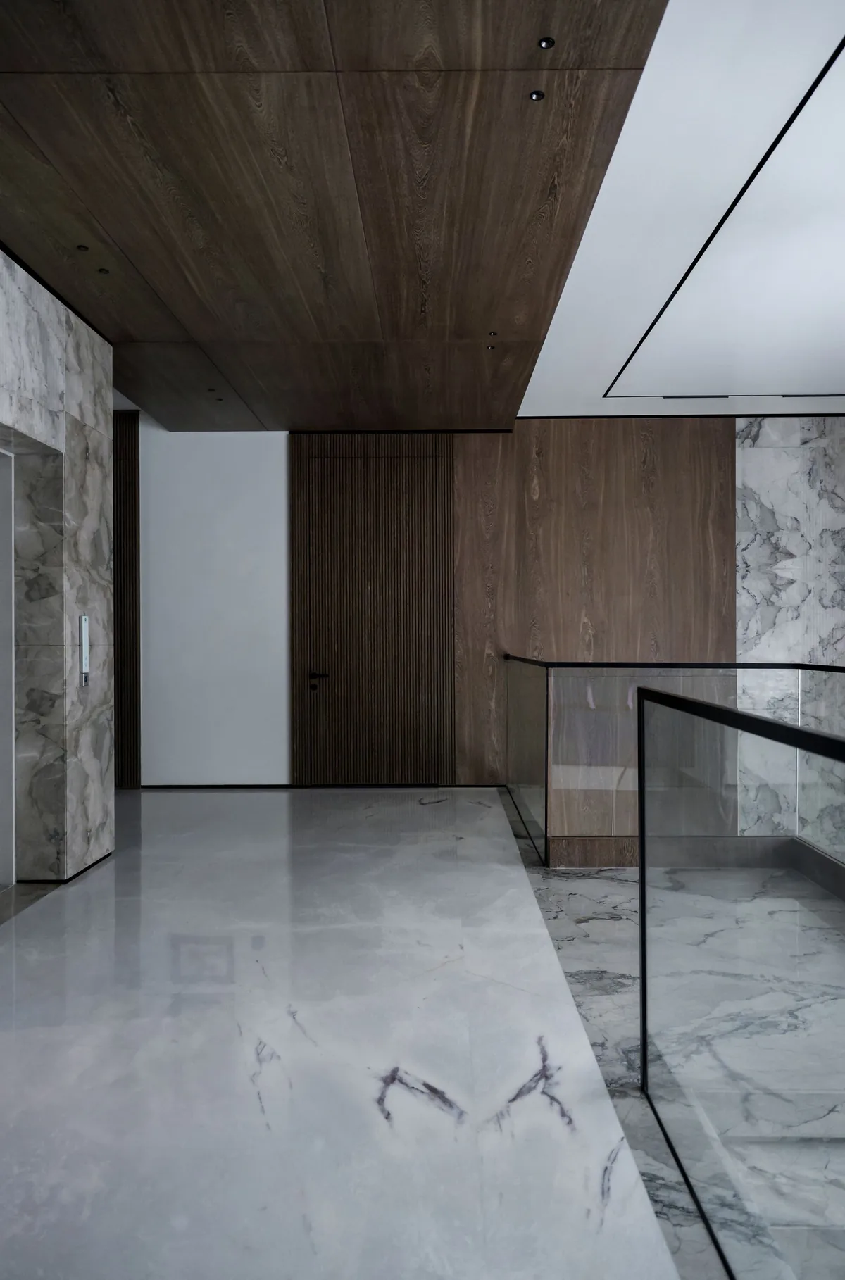 Studio di progettazione con legno e superfici materiche