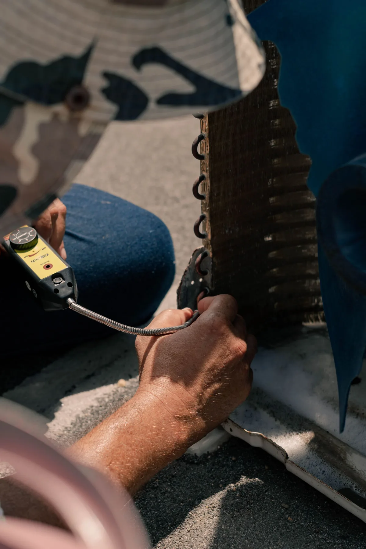 Tecnico durante la manutenzione di un climatizzatore