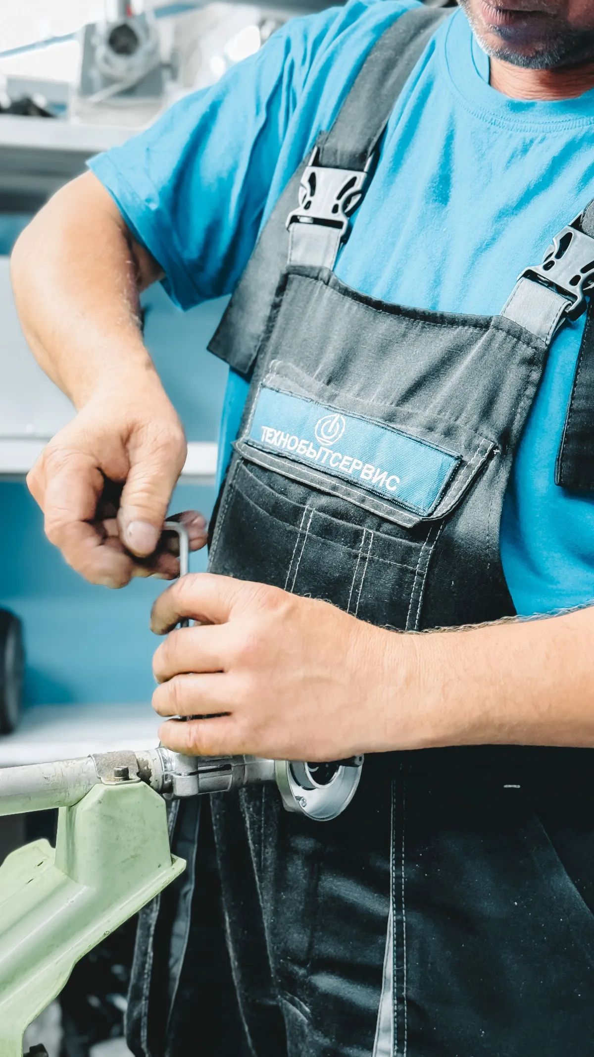 Tecnico al lavoro su un impianto idraulico